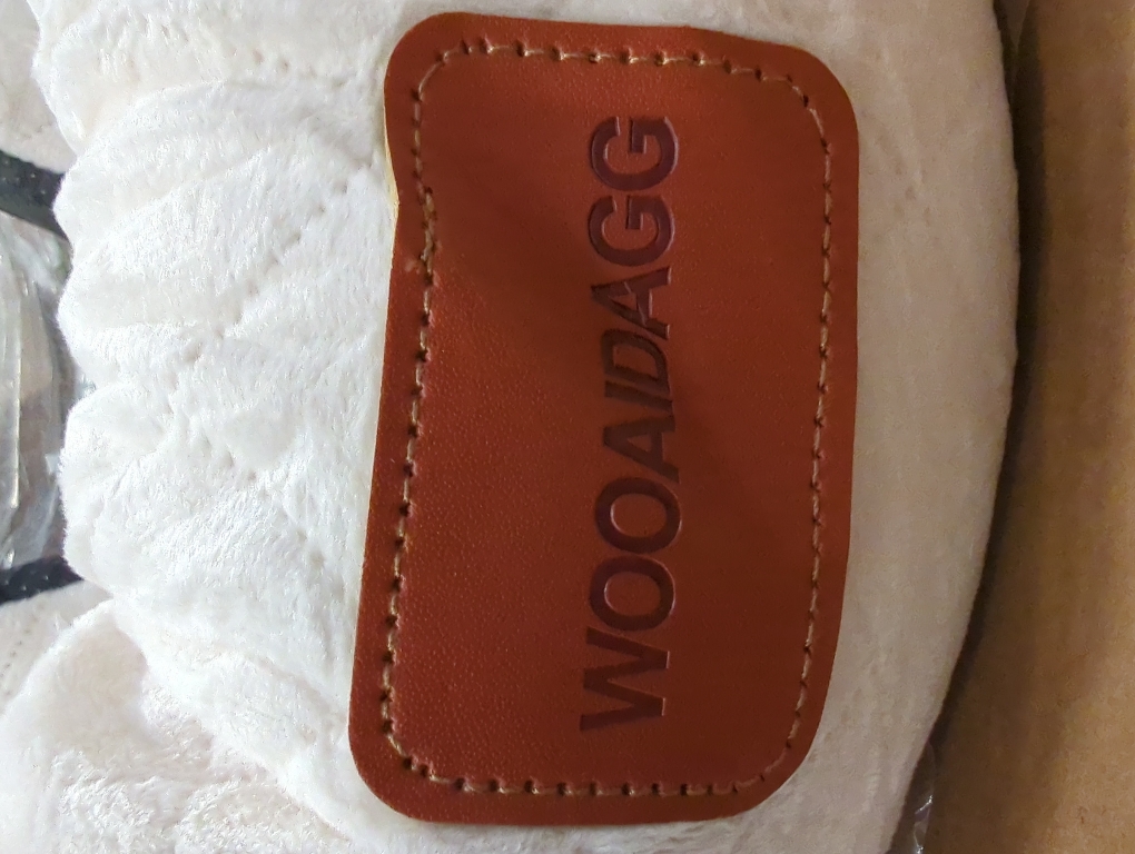 Dog Car Seat for Small Dogs,Ultra-Soft Fabric,2 Storage Pockets & Safety Leash,Adjustable Straps,Easy to Install,Fully Detachable and Washable(Beige)