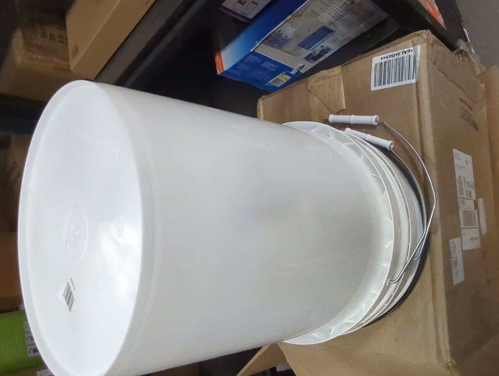 United Solutions Airtight Pet Food Storage Container, 2 Gallon Capacity, Great for Dog Food, Cat Food, Bird Seed, Dry Food Storage, White Container Wi