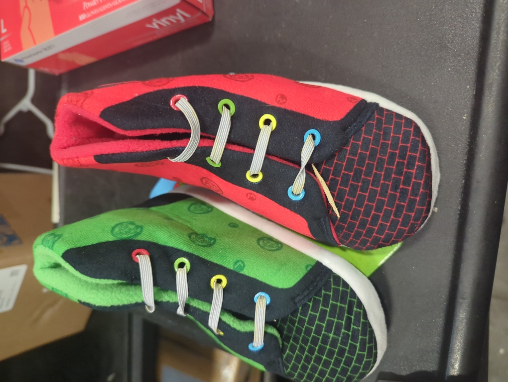 Size M11/12 Color red and green Nintendo Boys Mario and Luigi slippers