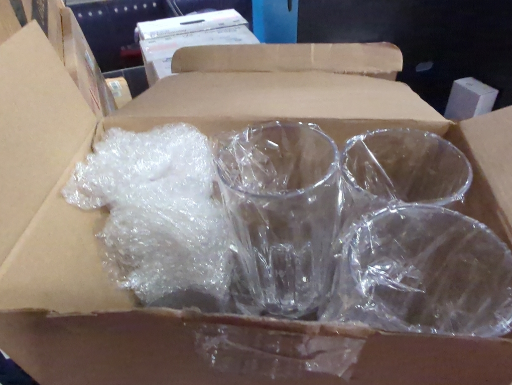 Mifoci 10 Pcs Plastic Beer Mugs with Handles 20 oz Clear Beer Stein Plastic Drinking Cups for Bar Home Hotel Cocktail Beverages Milk Juice Alcohol Soda
