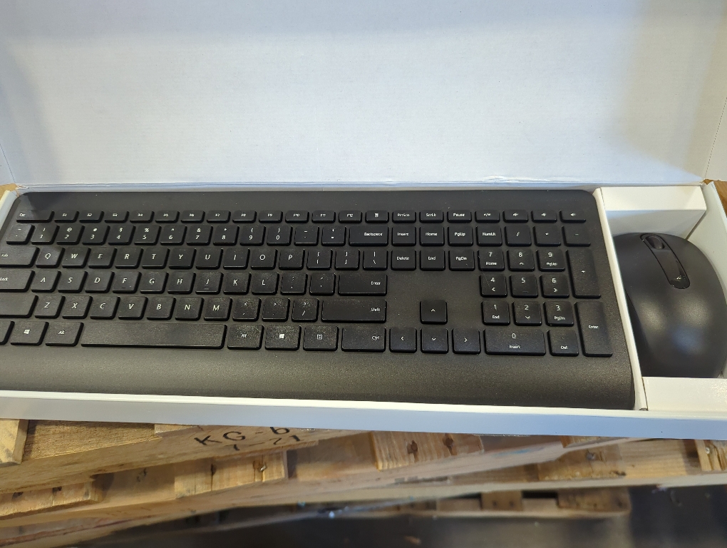 Microsoft Wireless Desktop 900 - Black. Wireless Keyboard and Mouse Combo. Right/Left Hand Use Mouse. USB Connectivity