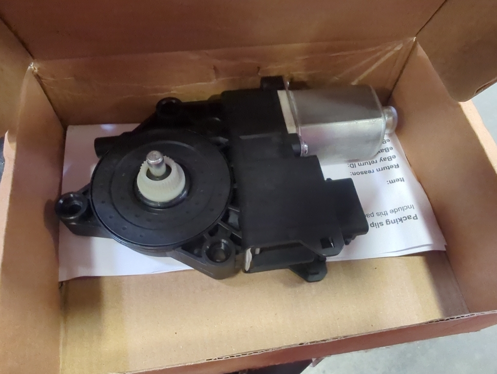 MOTOKU Front Right 7 Pins Power Window Motor for Chevy Cheyenne Tahoe Silverado Suburban GMC Sierra 1500 2500 3500 Yukon Cadillac Escalade 2014-2020 Passenger Side