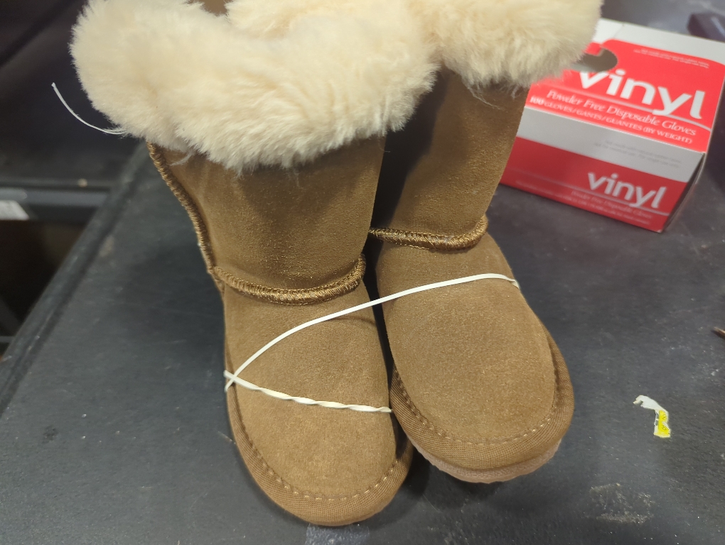 Size 8C Color brown fur lined Boots For kids