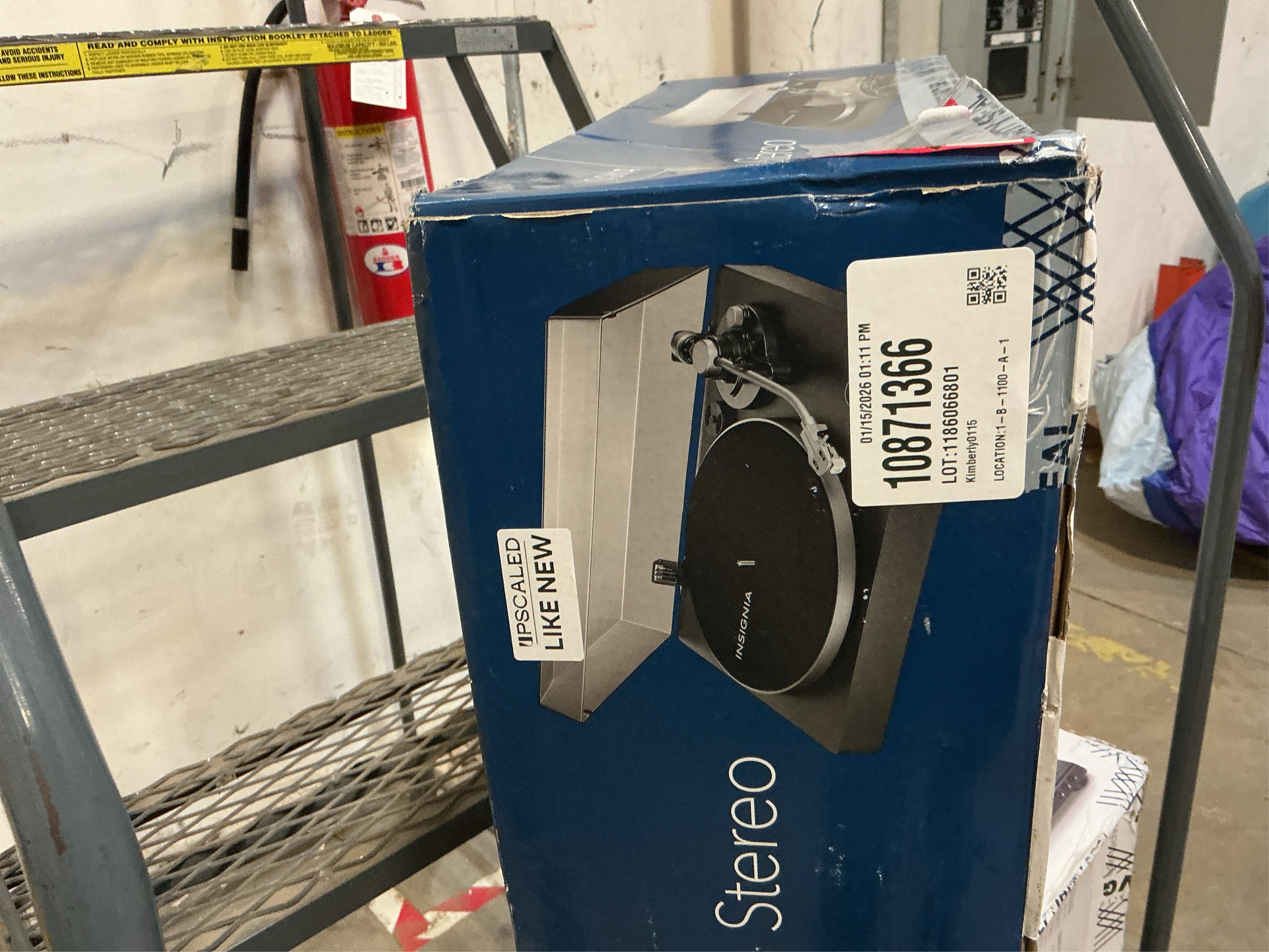 Insignia™ - Bluetooth Stereo Turntable - Black