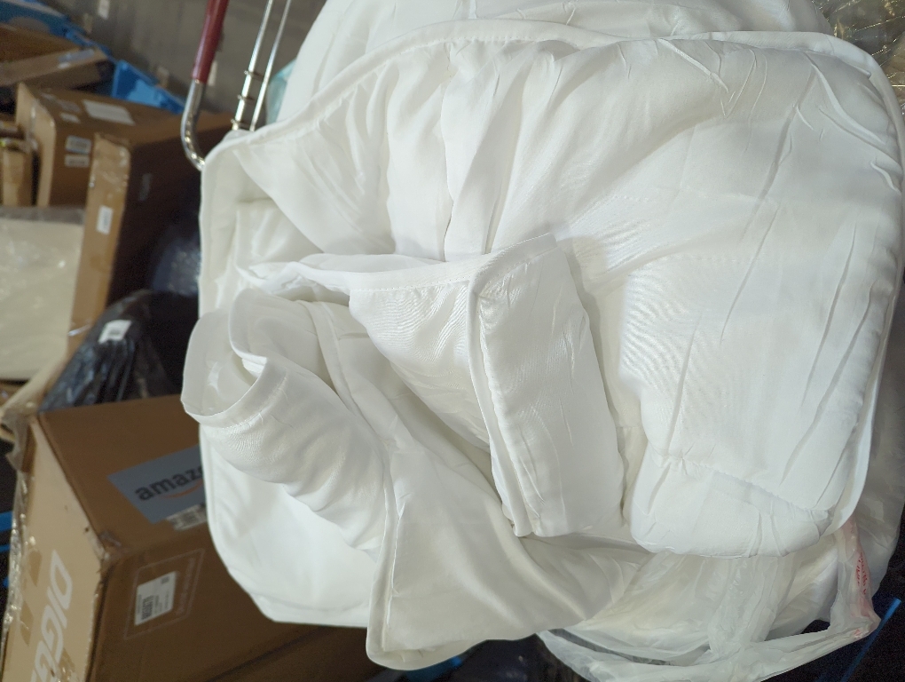 Bedsure Comforter Duvet Insert - Quilted Comforters Queen Size, All Season Duvet, Down Alternative Bedding, with 8 Tabs, Gifts for Women/Men, White, Queen 88 x 88 Inches