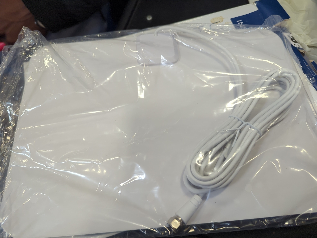 Insignia™ - Ultra-Thin Indoor Plate HDTV Antenna - White