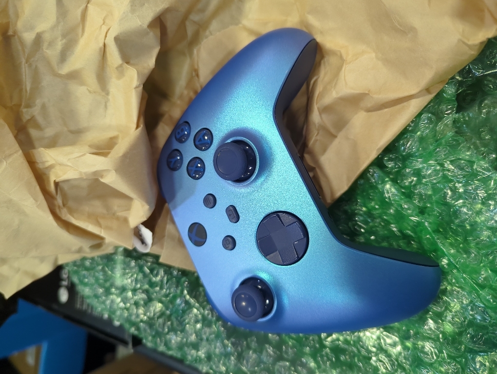 Xbox Core Wireless Controller – Aqua Shift Special Edition