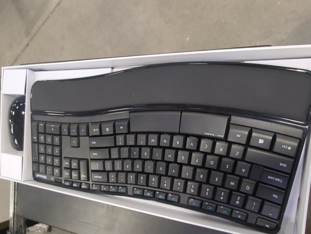Microsoft Sculpt Comfort Desktop - Black - Wireless, Comfortable, Ergonomic Keyboard and Mouse Combo with Cushioned Palm Rest and USB Wireless Receiver