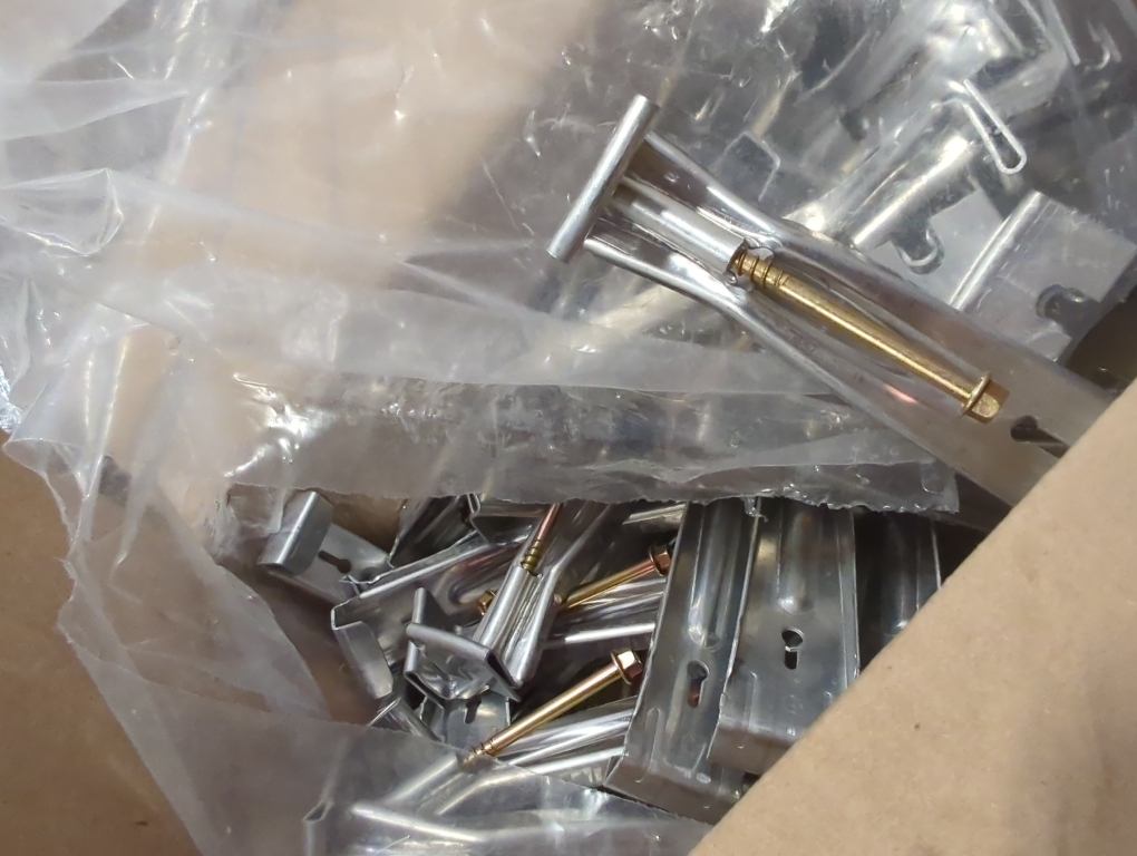 25 Pcs 5 Inch Gutter Hangers with a Pre-Inserted Rust Resistant Screw,Quick Screw Gutter Clips Hidden Gutter Bracket Come with 1/4’’ Hex Drill Bit,Clip for 5 K-Style Aluminum Gutters