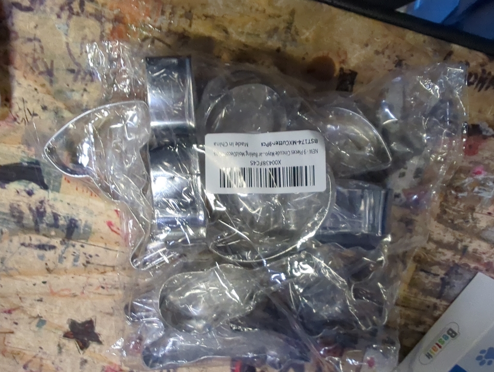 9 Pieces Cinco de Mayo Cookie Cutters Set, Regular Stainless Steel Mexican Fiesta Pinata Cookies Cutter includes Cactus Pepper Taco Avocado Sombrero Maraca Llama Guitar Baking Mold Decorations