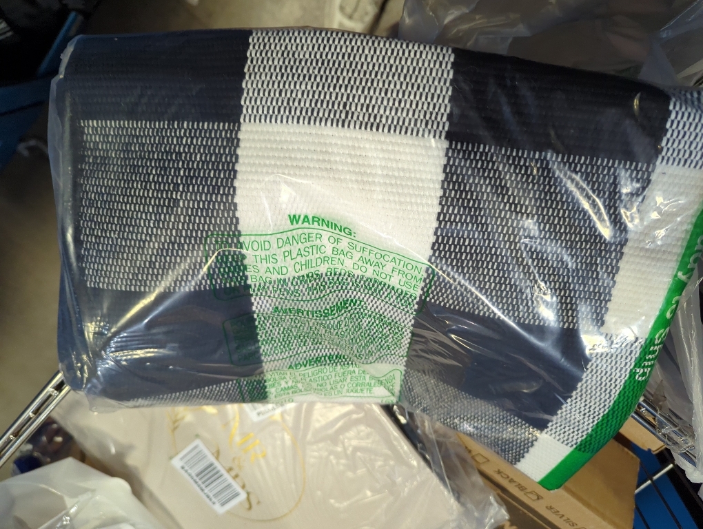 IOHOUZE Buffalo Plaid Checkered Rug 27.5 X 43 Front Door Mats, Washable Area Rugs for Front Porch Decor, Spring Summer Welcome Mats Outdoor, Navy White Rug for Farmhouse/Entryway/Home Entrance