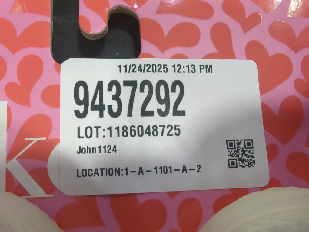 Size M 6 1/2 -7 1/2 Color White fuzzy heart slippers