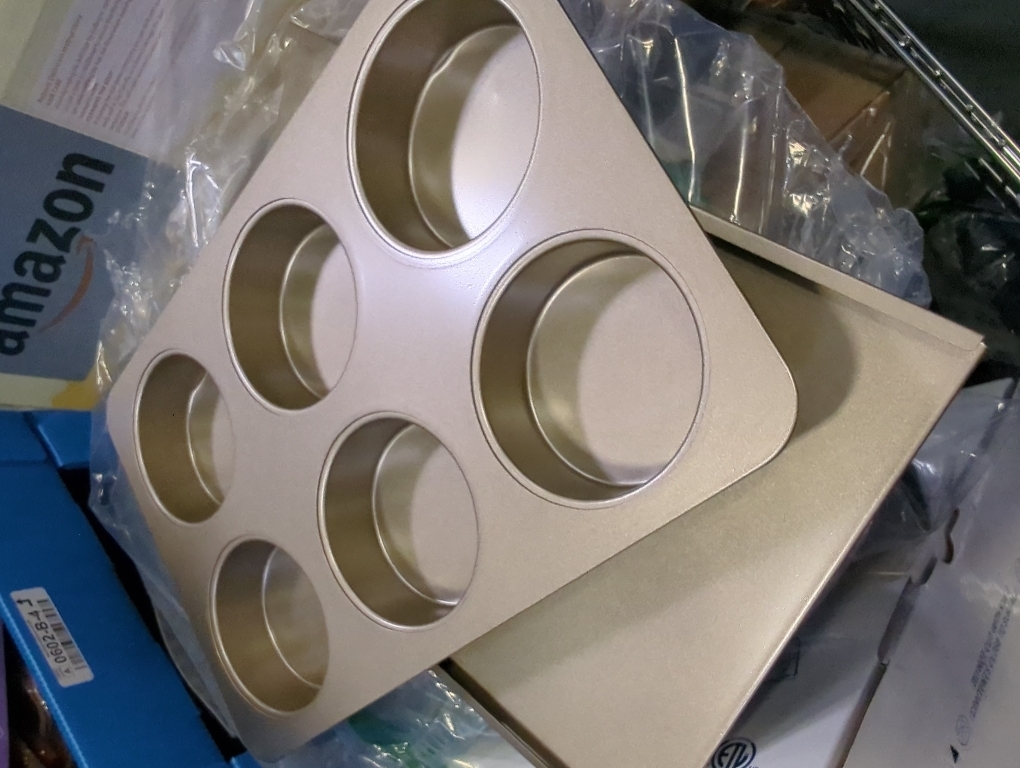 6 Cup Muffin Top Pan for Baking, Nonstick Hamburger Bun Pan, Straight Side English Muffin Cupcake Pans with Lid, Jumbo Muffins Pans for Baking Egg Sandwich Quiche Pancake, Gold (Round Shape)