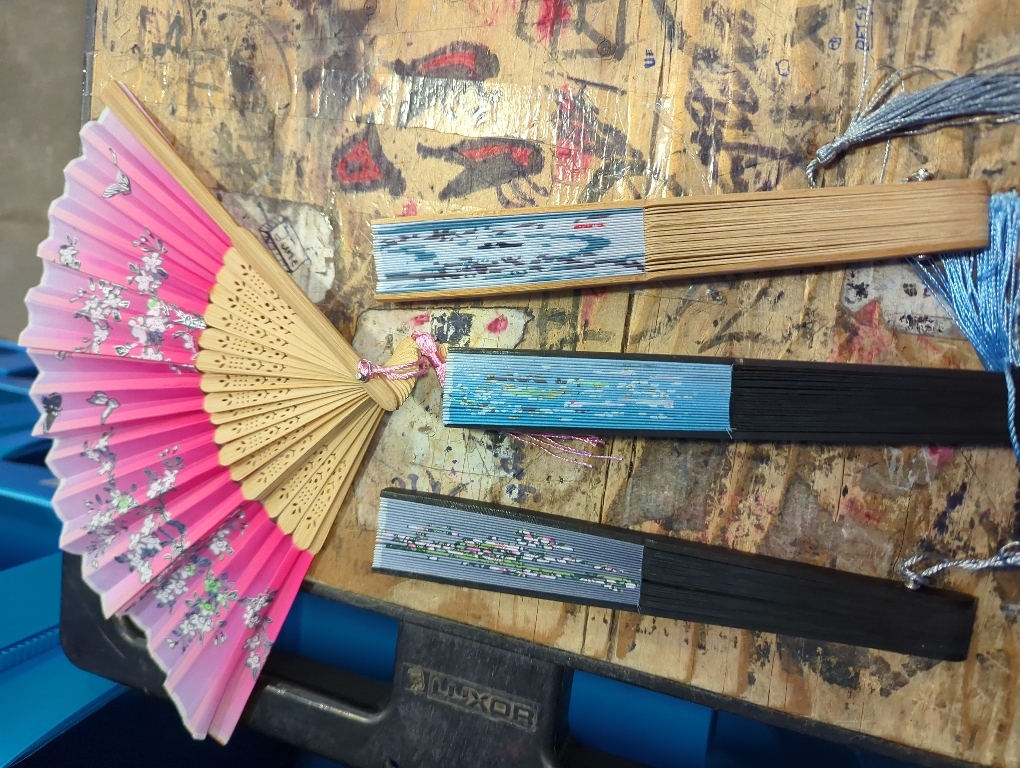 Zonon 4 Pack Handheld Floral Folding Fans Hand Held Silk Bamboo Fans with Tassel Women Hollowed Hand Foldable Fan with Fabric Sleeve for Dancing Wedding Decoration Gifts(Chic)