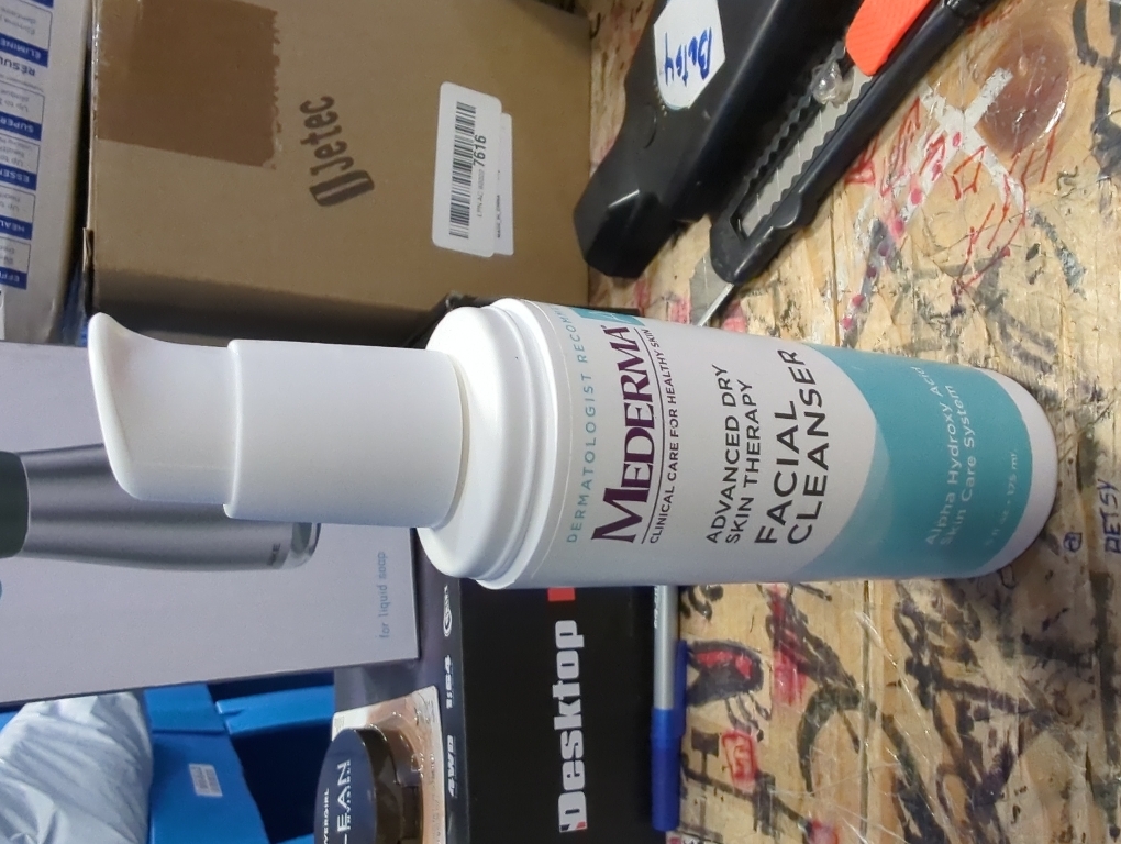 Mederma AG Hydrating Facial Cleanser–formula with glycolic acid gently cleans while exfoliating and hydrating skin. Dermatologist recommended brand, fragrance-free, soap-free, hypoallergenic-6 ounce