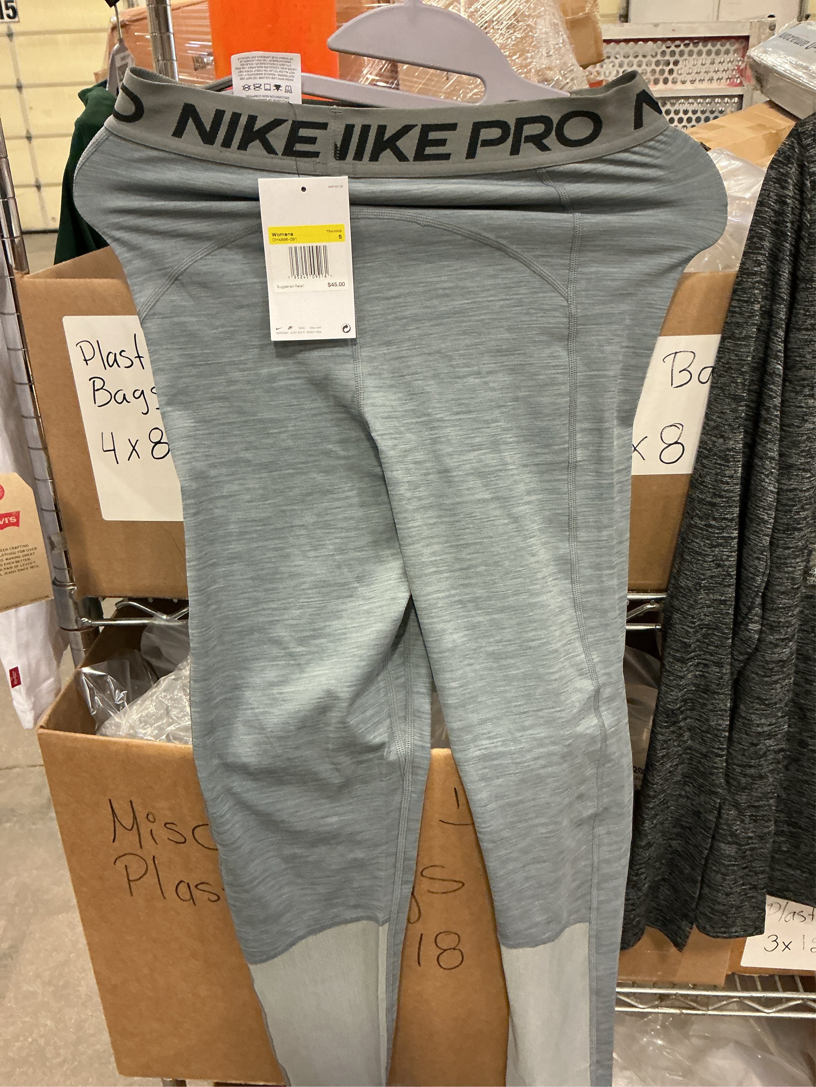 size S. Nike Womens Pro 365 7/8-Length Leggings