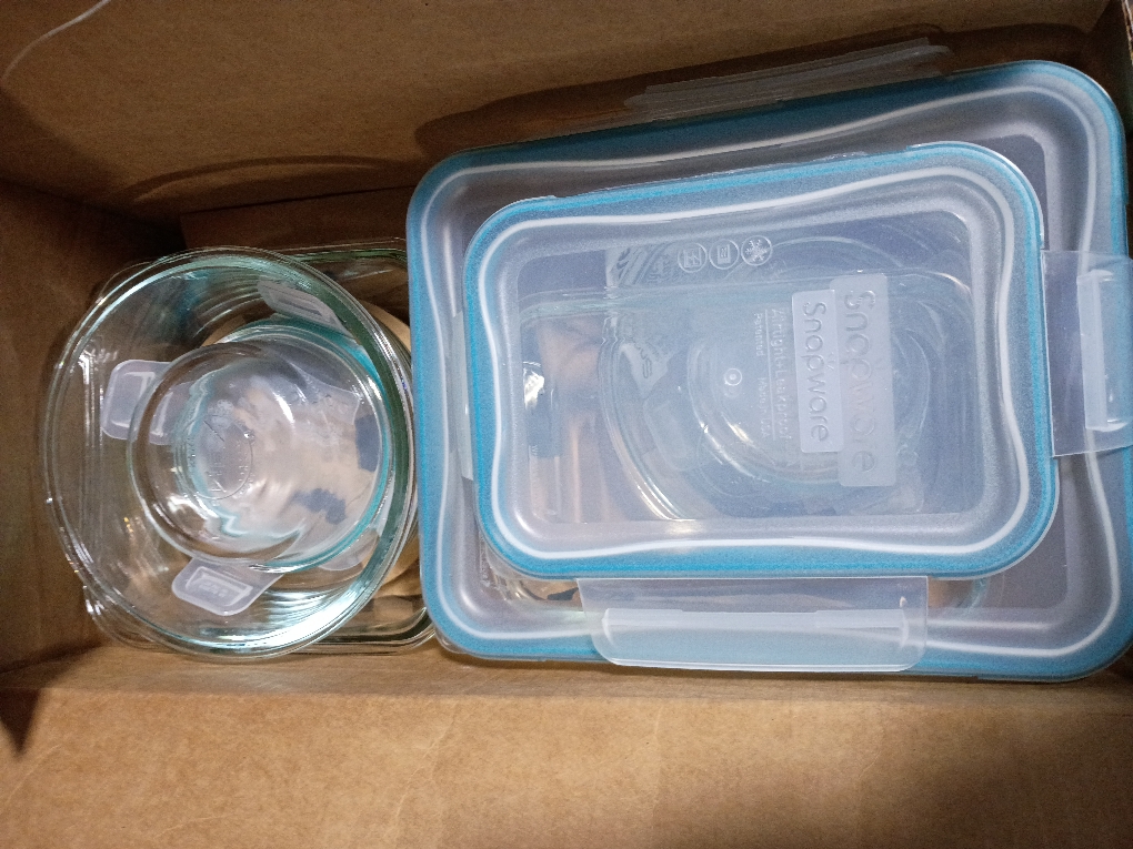 Snapware Pyrex 18-piece Glass Food Storage Set (1 Lid damaged)