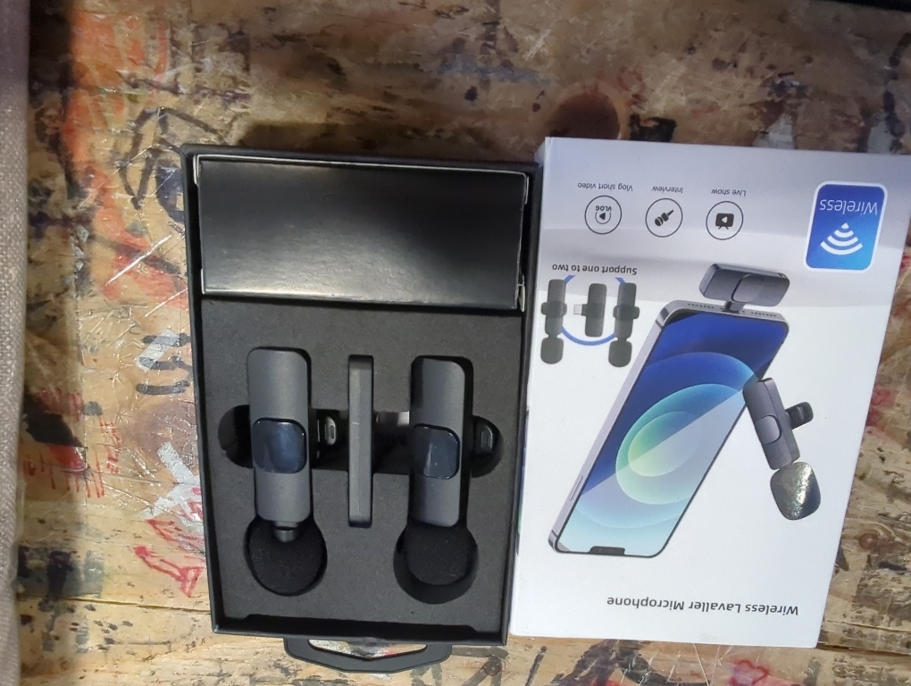 2 Pack Wireless Lavalier Microphone for iPhone iPad and Android Phone, Lapel Mic Plug and Play Wireless Mic Noise Reduction Mini Microphone for Video Recording Interview Podcast Vlog YouTube Tiktok