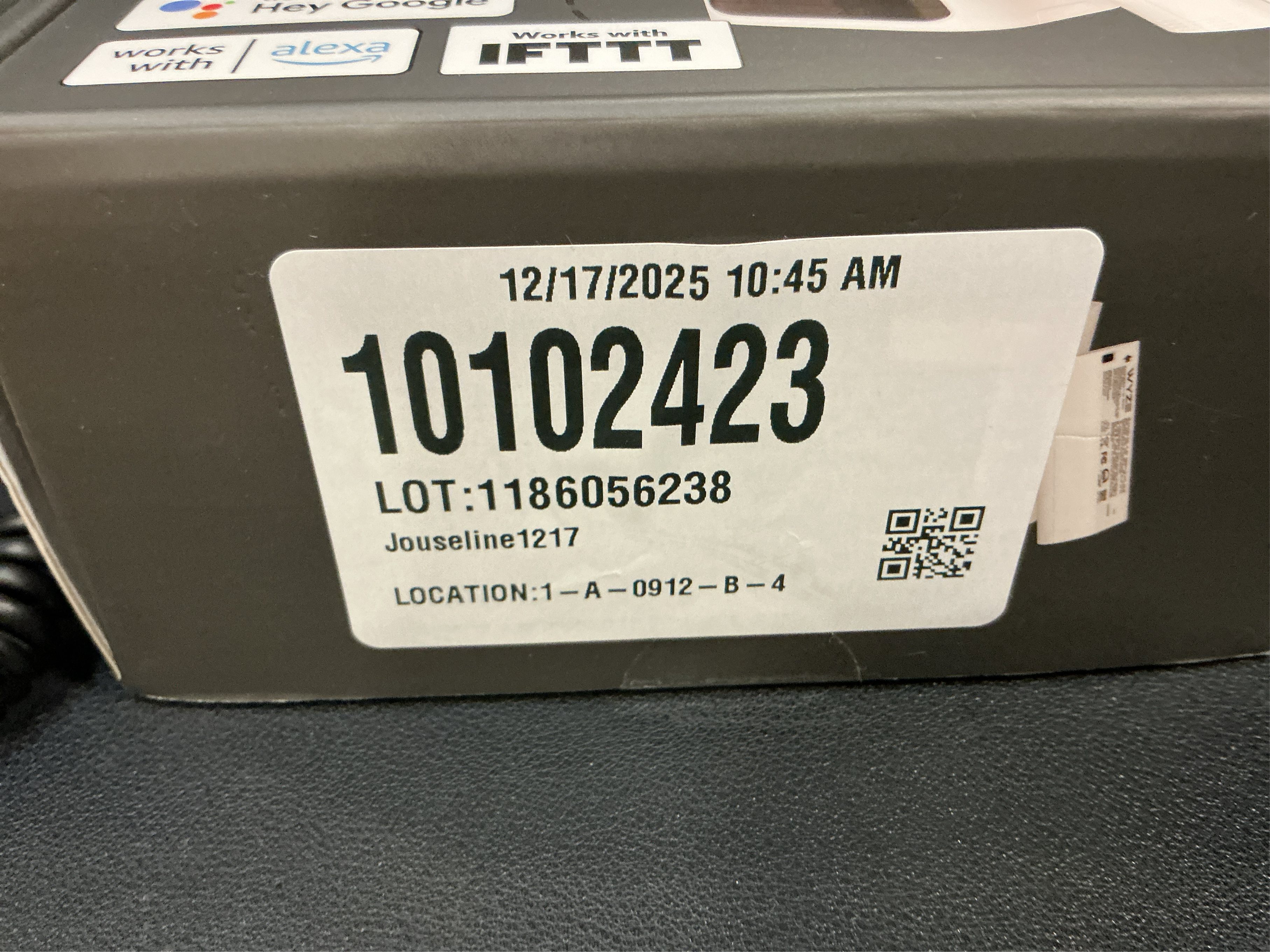 Bundle of WYZE 2.5K Wireless Outdoor/Indoor Battery Security Camera and Removable Battery Pack