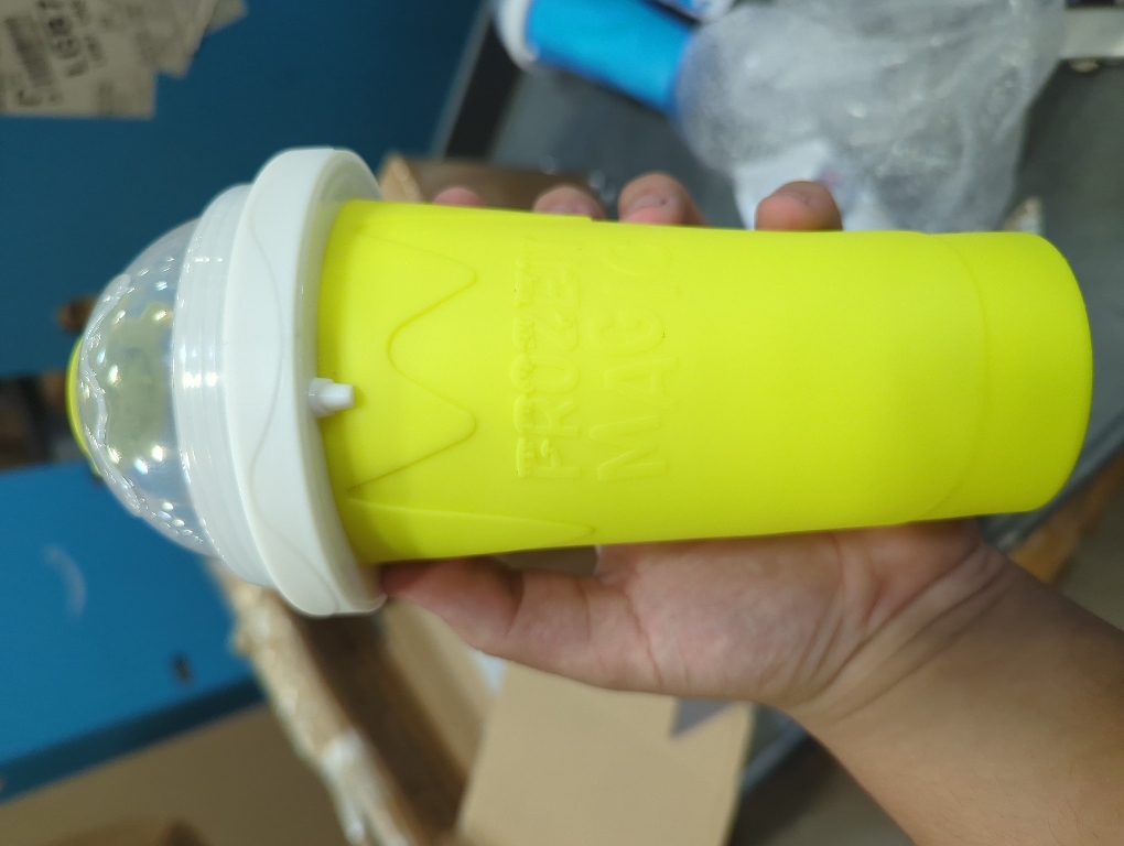 Shake The Smoothie Cup In Summer, Pinch The Cup Into The Ice Cup In The Summer, With Multiple Colors, Suitable For Everyone. yellow
