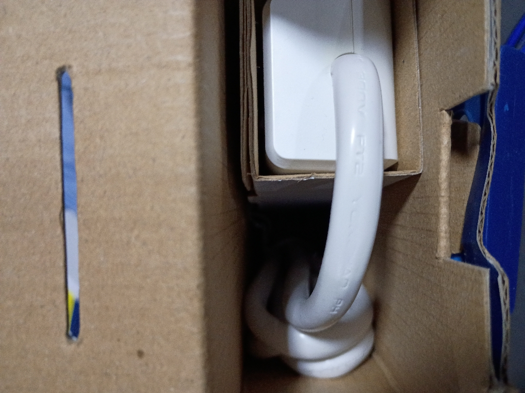 Insignia™ - 6-Outlet / 1-USB-C / 1-USB 1,800 Joules Surge Protector Strip with 6 Ft. Power Cord - White