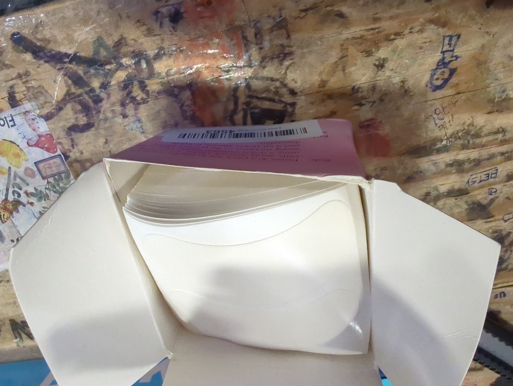 Pretty memory 100 Pairs Foam Eye Pads for Lash Extensions, Lint Free Hypoallergenic Sticky Lash Pads, Under Eye Pads for Eyelash Extensions, Eyelash Tech Supplies Must Haves, Latex Free