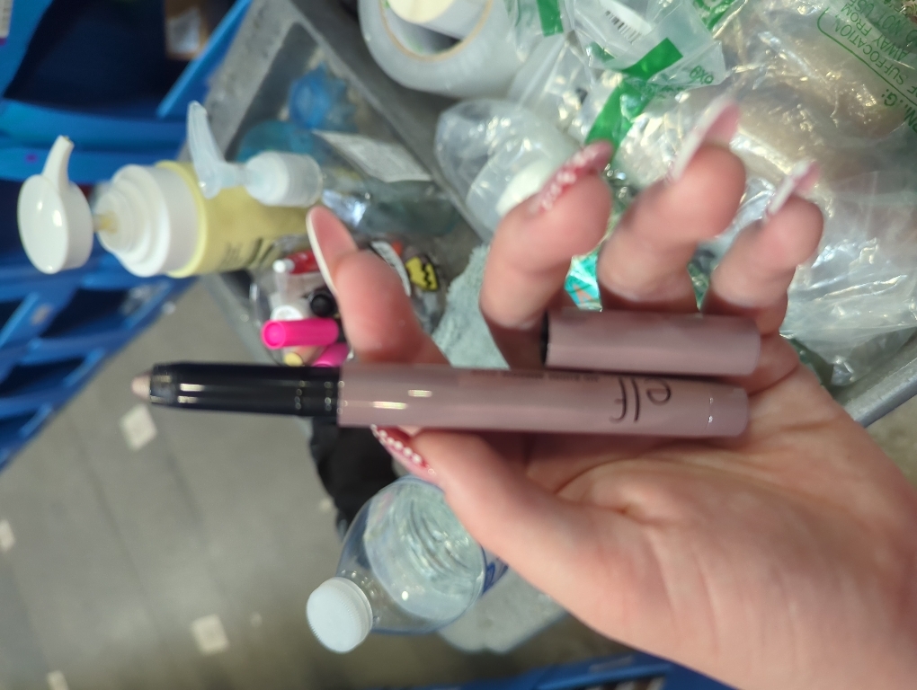 e.l.f. No Budge Shadow Stick, Longwear, Smudge-Proof Eyeshadow, Twist-up Design & Built-in Sharpener, Vegan & Cruelty-Free, Magnetic Pull