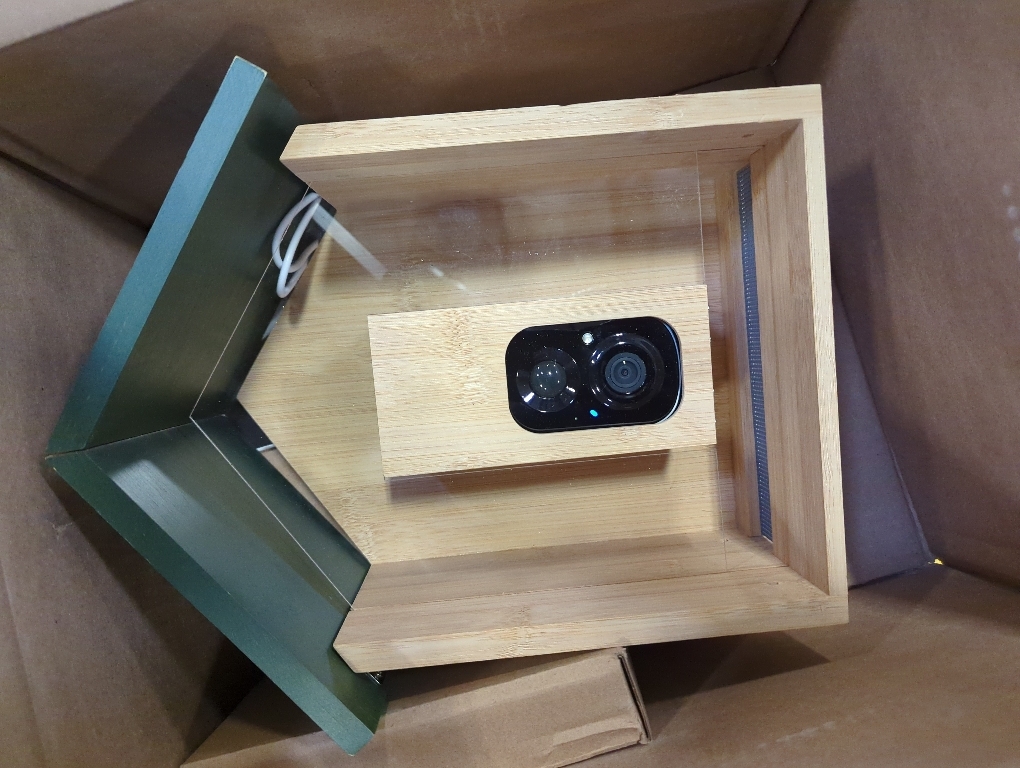 Wooden Squirrel Feeder with Camera, Solar-Powered, 2K HD  Video | Cloud Storage, Large Capacity, Ideal for Squirrel Lovers