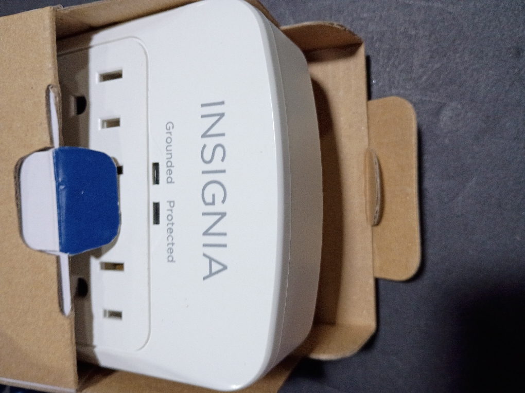Insignia™ - 6-Outlet / 2-USB-C / 1-USB Wall Tap 1,800 Joules Surge Protector - White