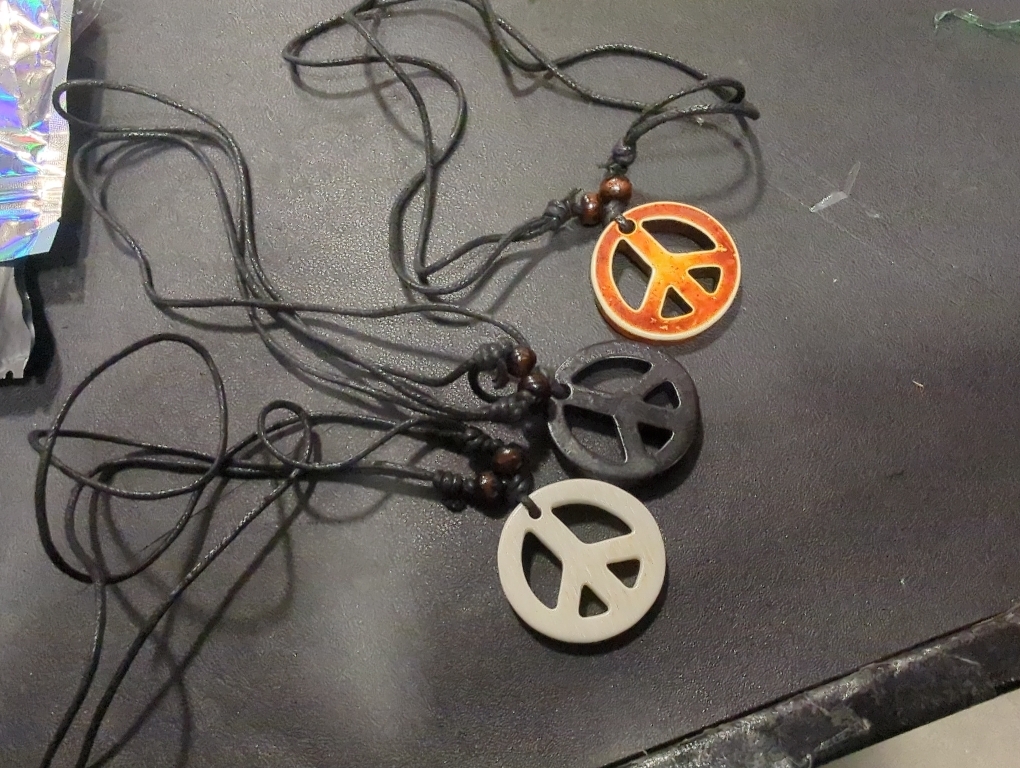3Pcs Love Peace Sign Hippie Pendant Necklace Vintage Rope Chain Resin Peace Pendant 1960s 1970s Hippie Party Dressing Accessories Jewelry for Women Men