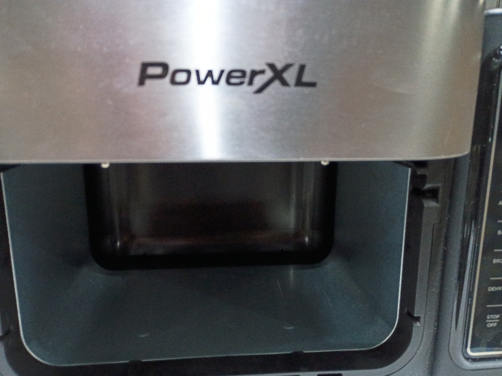 PowerXL 8qt Air Max Air Fryer ( The air fryer is missing the screws to assemble a part)