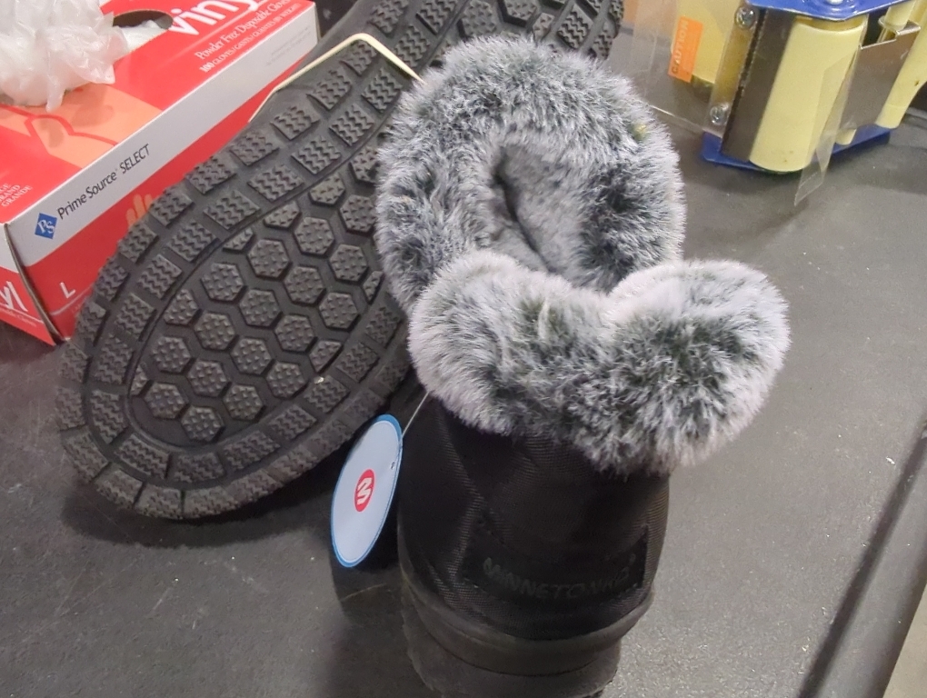 Size 9 Color Black  minnetoka winter boots