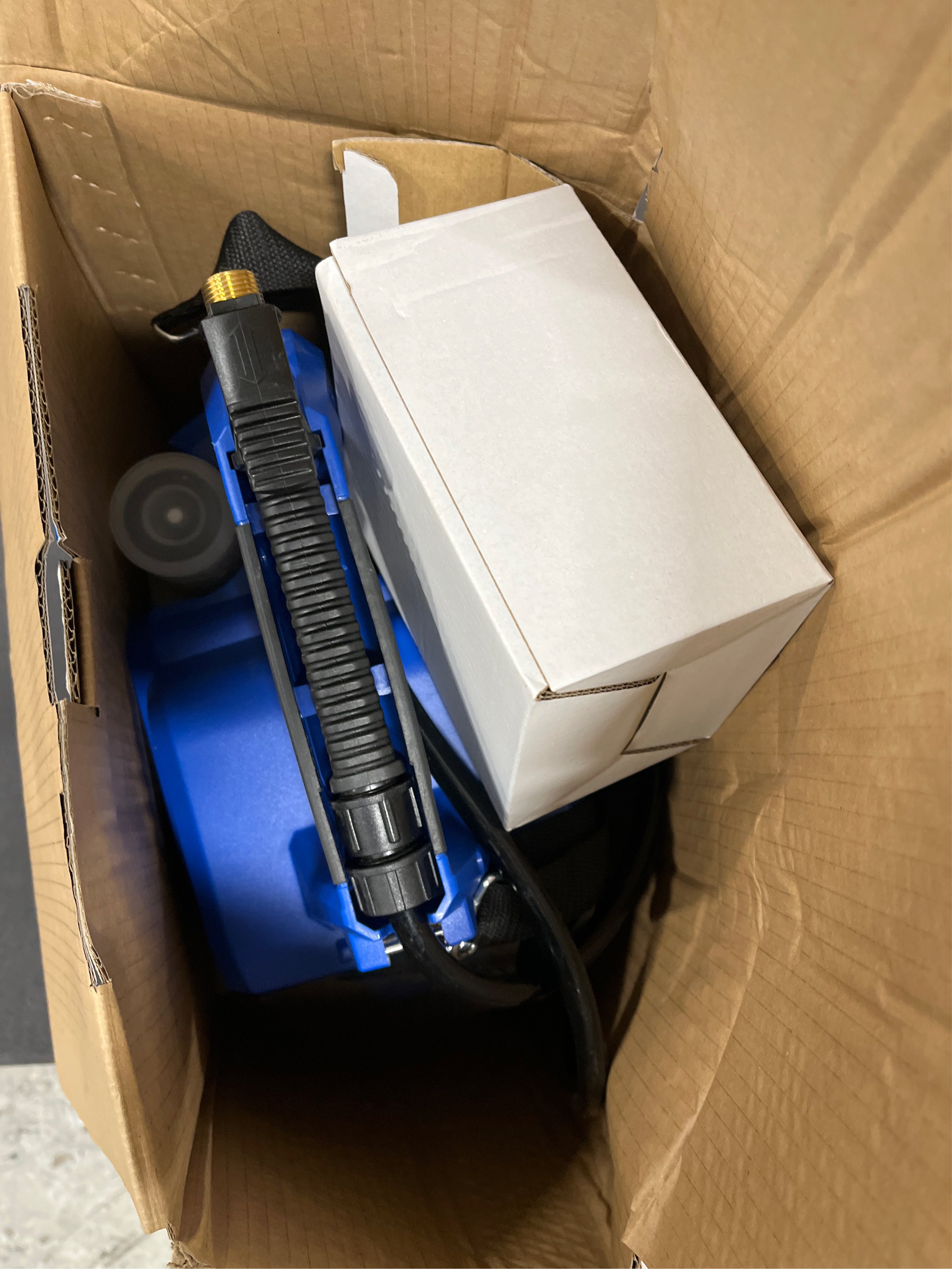 Kobalt 2.11-Gallon Plastic Handheld Sprayer - missing part, see the photo.