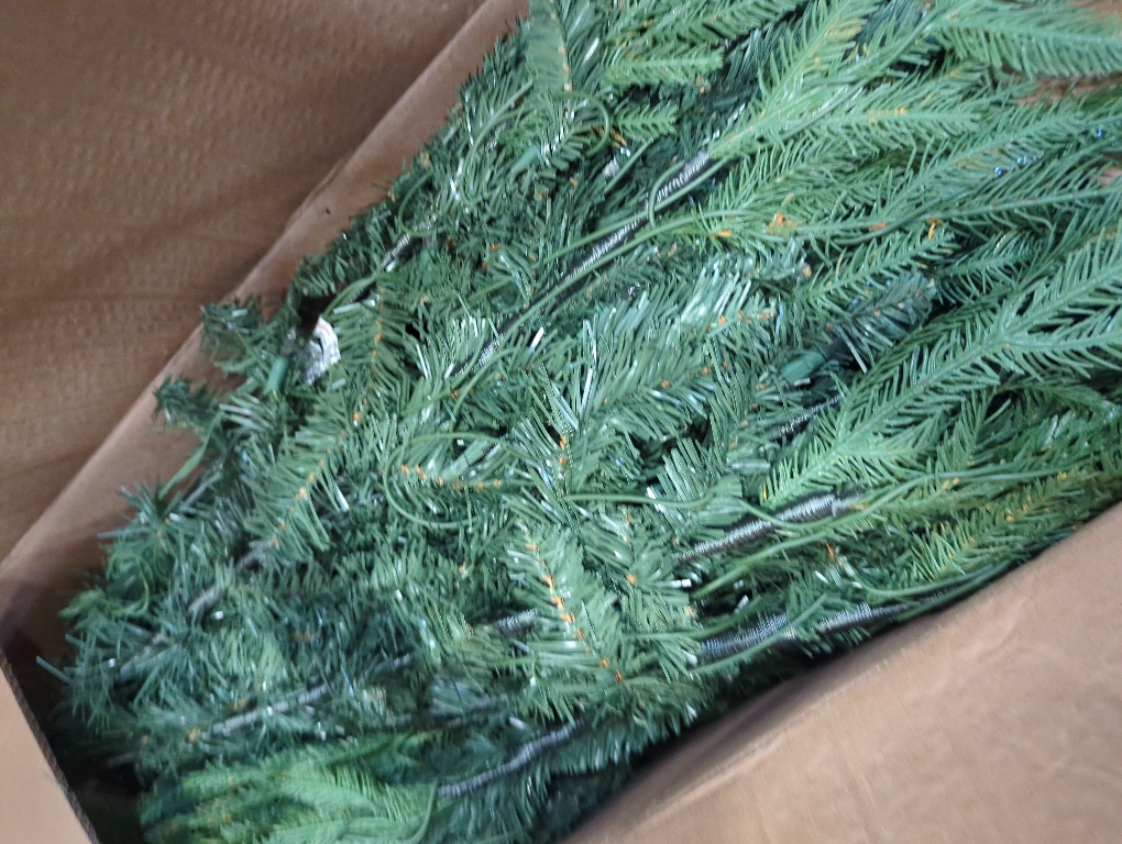 6.5ft Prelit Artificial Christmas Tree with 2368 PE PVC Tips, Premium Pre-Lit Holiday Xmas Tree with 300 UL Incandescent Lights, Metal Hinges & Foldable Base for Home Office Party, Green