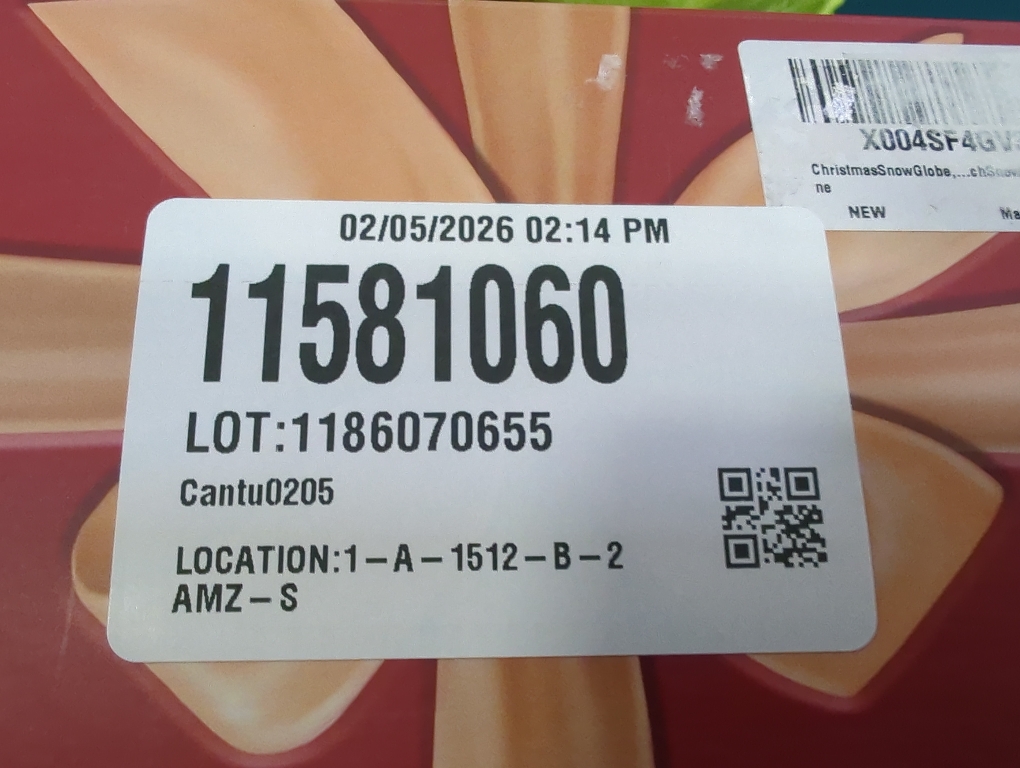 Christmas Snow Globe, Christmas Lantern Room Decor for Indoor Use, USB-Powered/Battery-Operated Glowing Water Lantern, Ideal for Holiday Decorations and Gift Giving