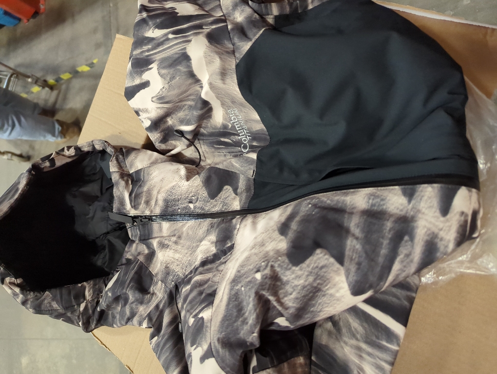 Size M....Columbia mens Winter District Iii Printed Jacket