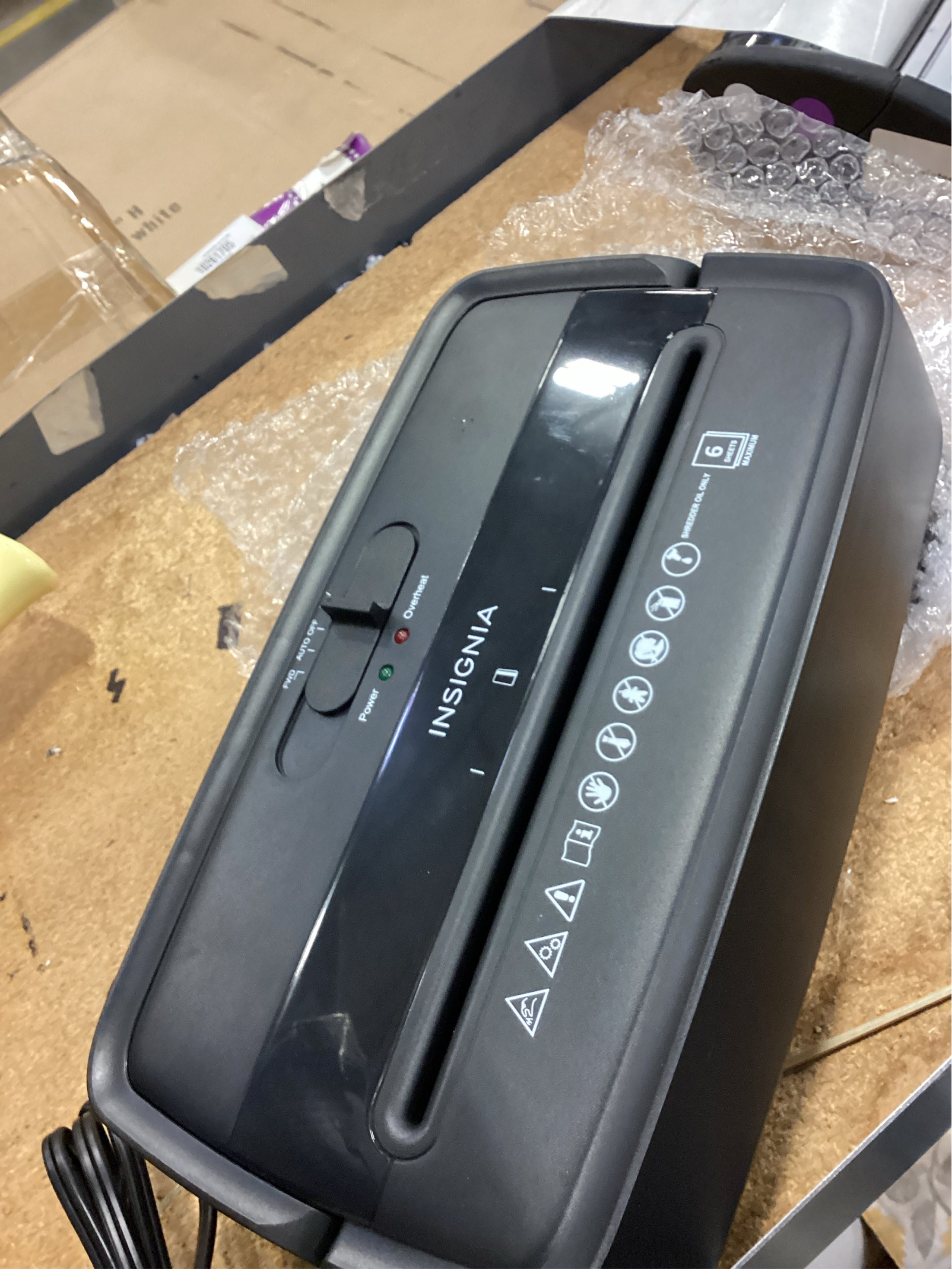 Insignia™ - 6-Sheet Crosscut Shredder - Black