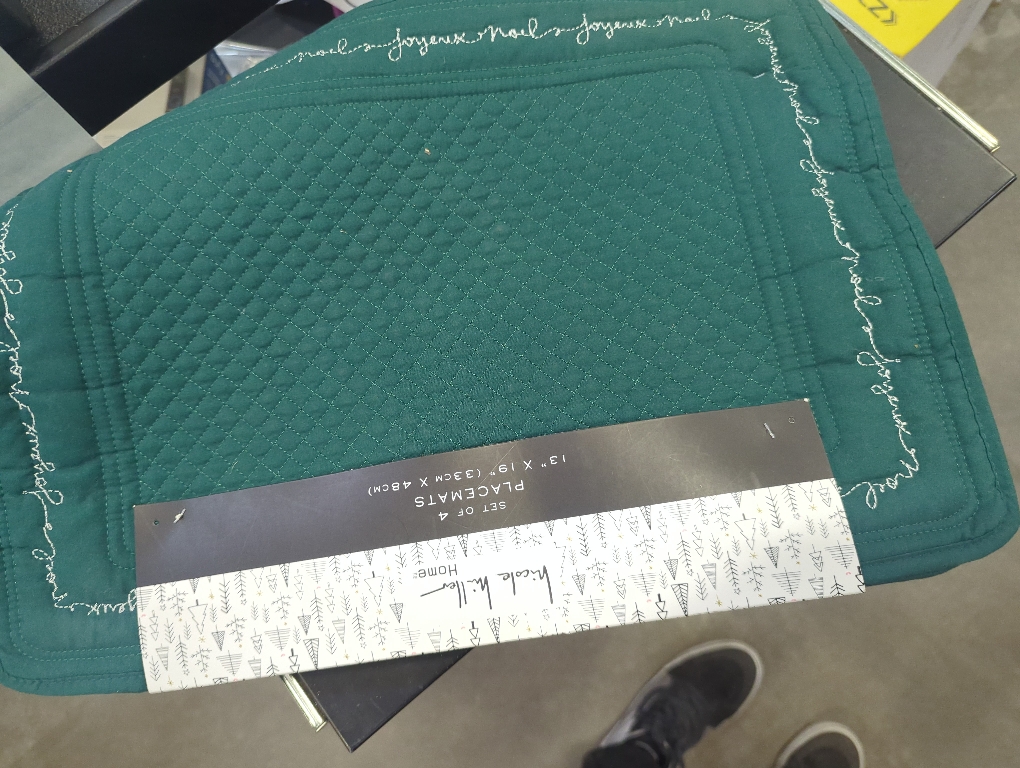 Nicole Miller Set Of 4 Green Placemats 13 x 19