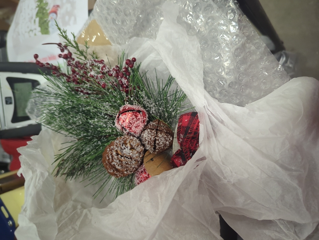 Christmas Berries Red Stems Evergreen Pine Branches 8pcs Christmas Picks Spray Artificial Pine Cones Holly Stem Craft Winter Holiday Floral Picks for Decoration DIY Xmas Garland Wreath Ornaments