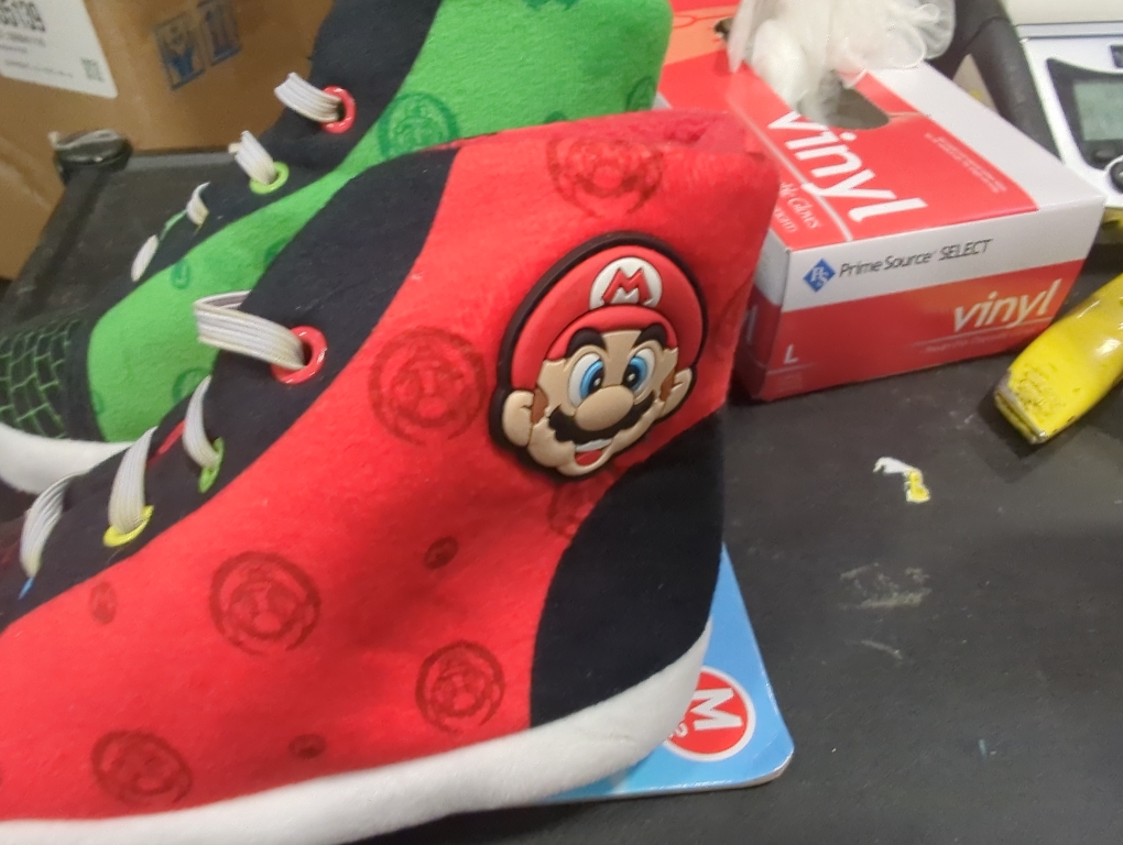 Size M11/12 Color red and green Nintendo Boys Mario and Luigi slippers
