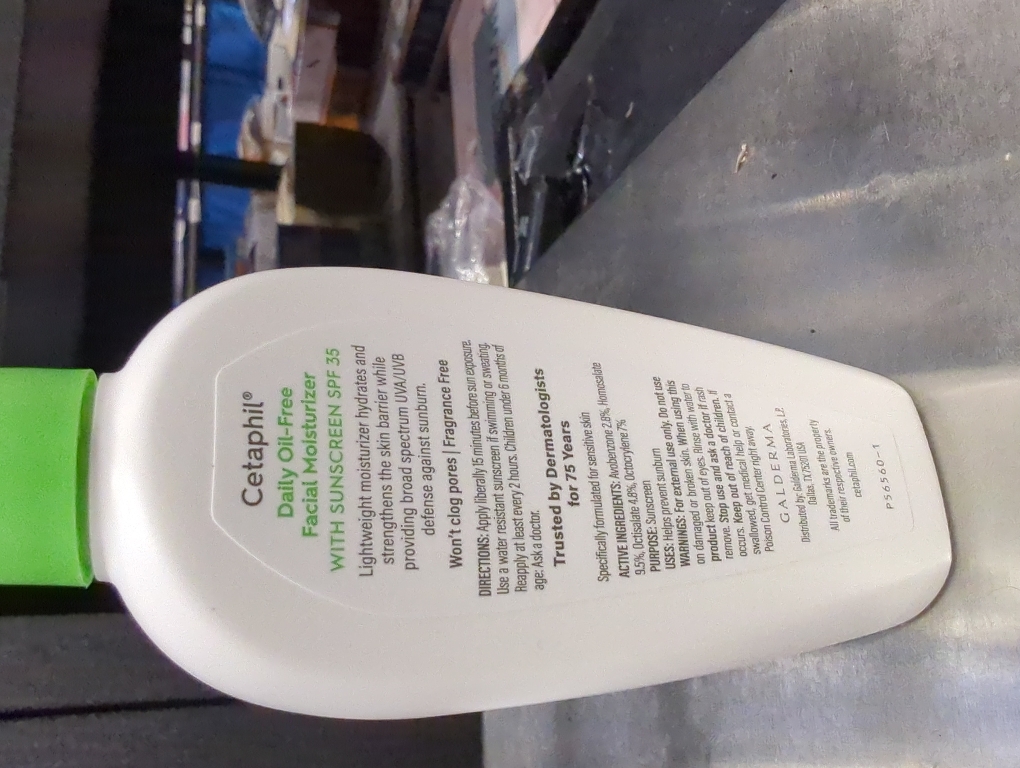 Cetaphil Daily Oil-free Facial Moisturizer with SPF 35 Sunscreen for Sensitive, Combination Skin, 3 OZ