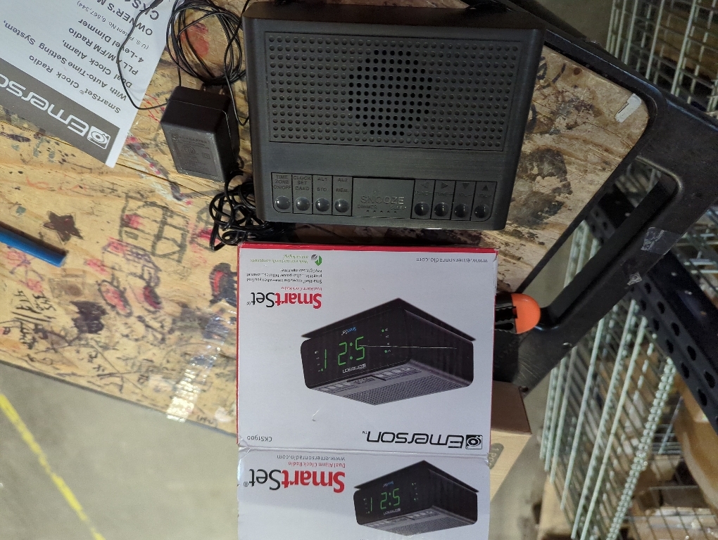 Emerson SmartSet Dual Alarm Clock Radio with AM/FM Radio, Dimmer, Sleep Timer and .9 LED Display, CKS1900