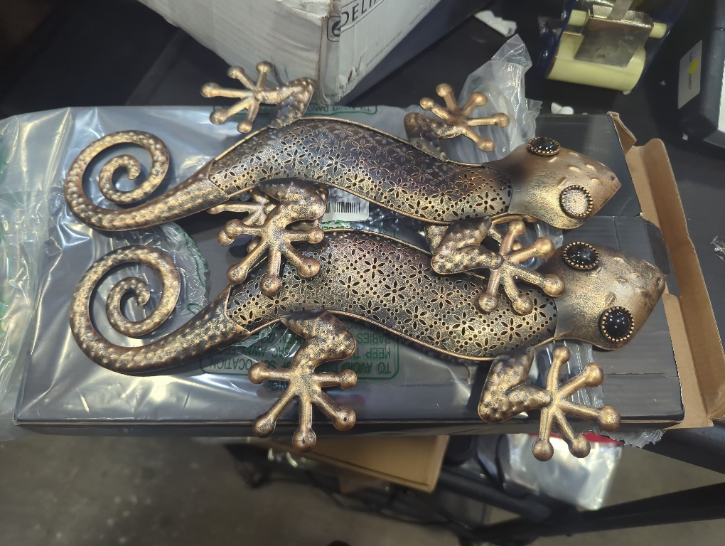 Pack of 2 Size 15 LIFFY Gecko Metal Wall Art Decor 2 Pack 15 Inch - Indoor & Outdoor Lizard Wall Art Hanging Sculpture for Home and Garden