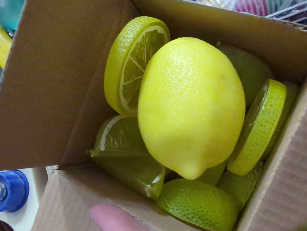 Woration 20 Pack Simulation Lemon & Slices Blocks Set, Artificial Plastic Lemon Slice Lifelike Fake Lemon Decor Fake Fruit for Wedding Photography Prop Party Display