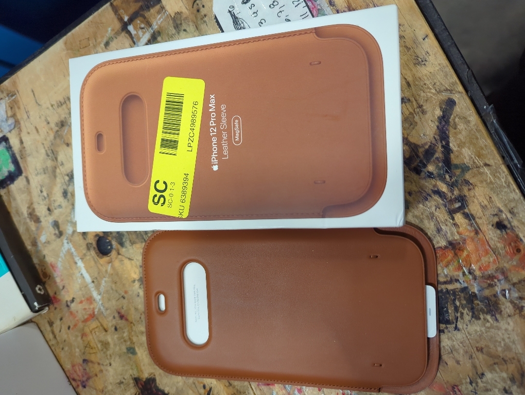 Apple iPhone 12/12 Pro Leather Sleeve with MagSafe - Saddle Brown