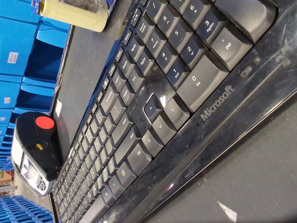 Microsoft Wireless Desktop. Wireless Keyboard and Mouse Combo. Snap-in USB Transciever.