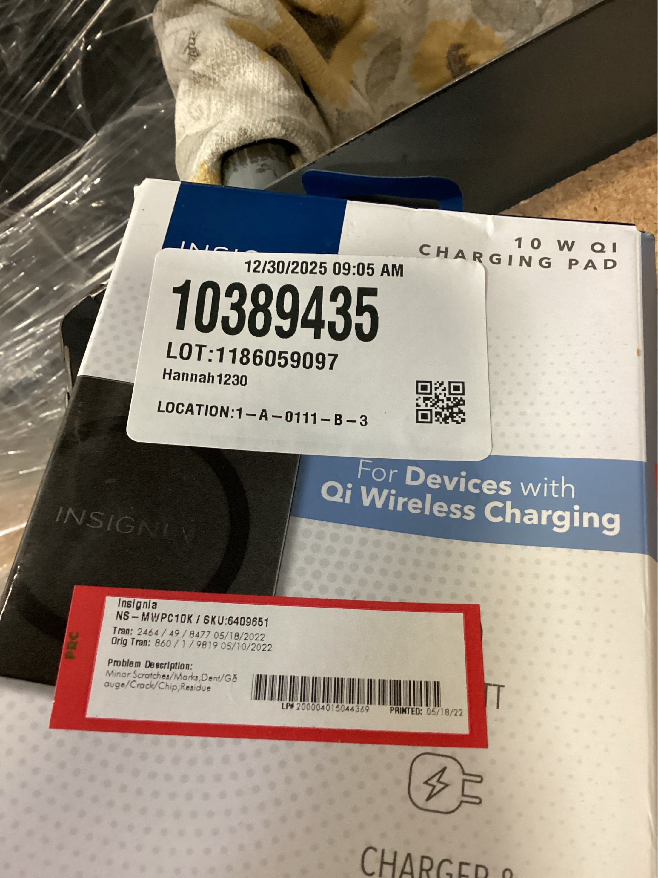 Insignia™ - 10 W Qi Certified Wireless Charging Pad for Android/iPhone - Black