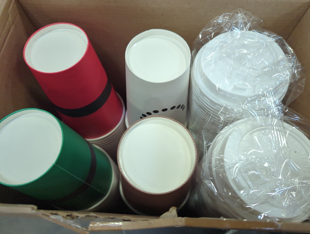Dandat 16 oz  Christmas Coffee Paper Cups with Lids Disposable Christmas Paper Cups for Hot Cocoa Tea Beverage Holiday Xmas Party Supplies