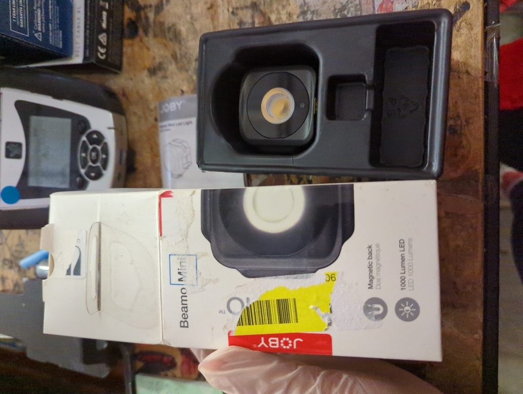 Joby Beamo LED Light for Smartphone and Mirrorless Camera - Compact, Wireless Charging, Bluetooth, Waterproof, for Vlogging, Photo and Video Content Creation