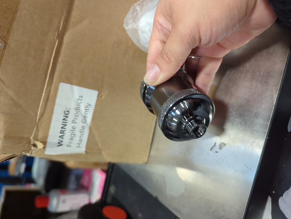 Hortsun 16 Packs E26 Vintage Ceramic Lamp Socket, Edison Industrial Pendant Metal Light Socket Replacement Screw in Light Bulb Holder for DIY Lighting, 600 Degrees Celsius Heat Resistant, Black